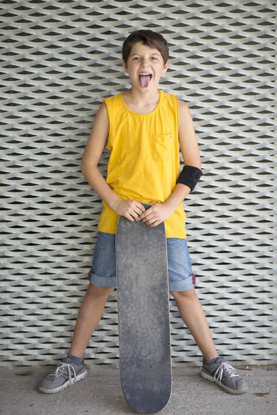 Ein Teenager mit Skateboard und Lächeln — Stockfoto