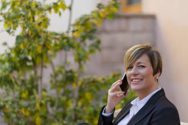 Telefon kameraya sokakta görünümlü konuşurken icra