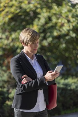 Bir cep telefonu sokakta çalışan icra