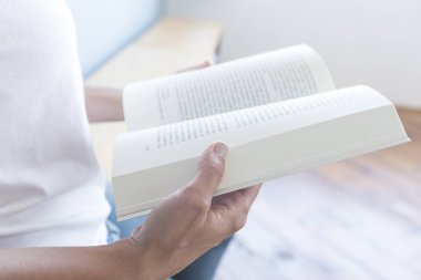 Evde kitap okurken bir okuyucu closeup