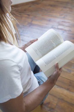Evde kitap okurken bir okuyucu closeup