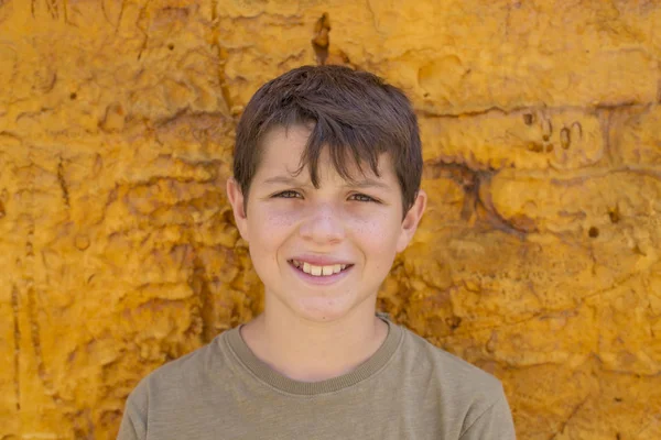 Close-up de bonito jovem adolescente menino sorrindo — Fotografia de Stock