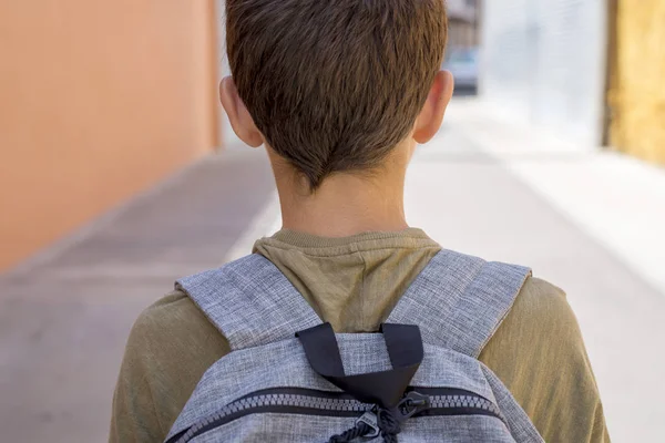 Glada barn hans ryggsäck som kommer till skolan — Stockfoto