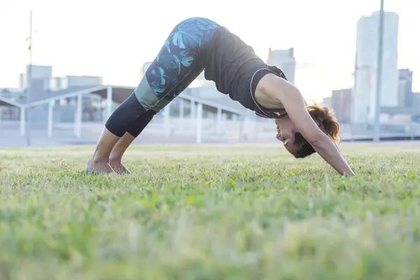 En ung kvinna som gör yoga träning utomhus — Stockfoto