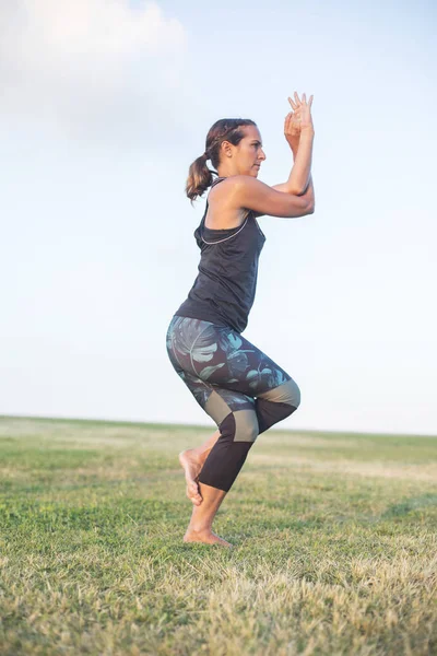 En ung kvinna som gör yoga träning utomhus — Stockfoto