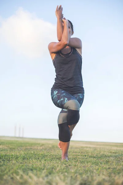 En ung kvinna som gör yoga träning utomhus — Stockfoto