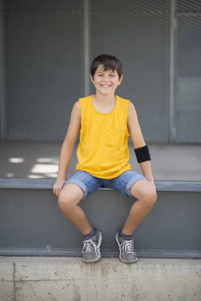Lässig gekleidete junge lächelnde Teenie-Skater im Freien Porträt — Stockfoto