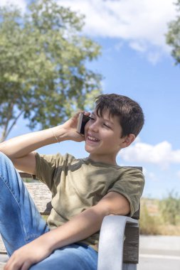 Okul sonu kullanarak mobil alarak bankta