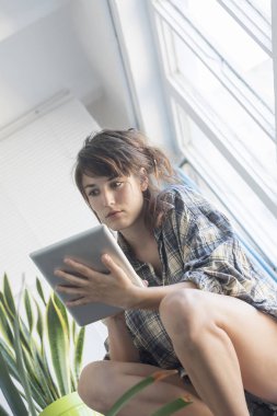 Ev merdivenleri rahatlatıcı, kadın bir tablet üzerinde e-posta okuma