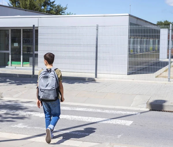 Szkole na nastoletni chłopiec z plecakiem na plecach, chodzenie do szkoły — Zdjęcie stockowe
