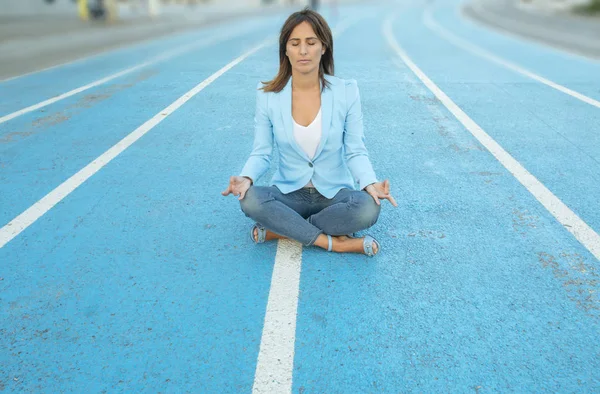 lotus pozisyonu bir atletizm sahasında Yoga meditasyon kadın