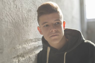 Yakışıklı genç çocuk açık havada portresi