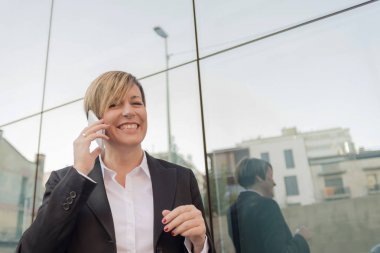 Telefon kameraya sokakta görünümlü konuşurken icra