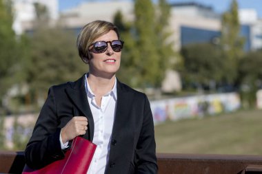Açık sungl giyen sokakta güzel bir Bayan portresi