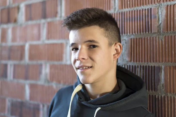 Szép tizenéves fiú szabadban portréja — Stock Fotó