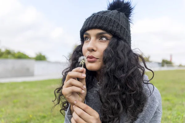 Retrato de una hermosa chica con flor de diente de león — Foto de Stock