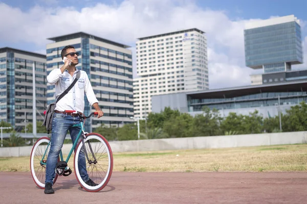 Een stedelijke man met behulp van een telefoon op straat — Stockfoto