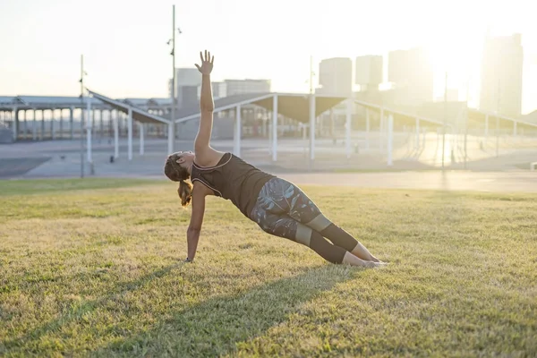 En ung kvinna som gör yoga träning utomhus — Stockfoto