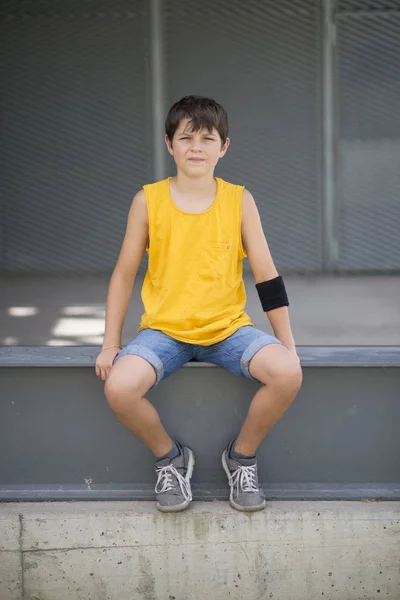 Lässig gekleidete junge lächelnde Teenie-Skater im Freien Porträt — Stockfoto