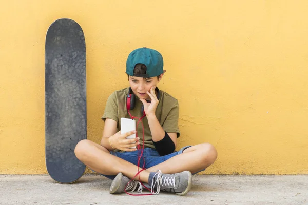 Ritratto di un adolescente seduto sul pavimento su una strada cha — Foto Stock