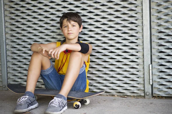 Casual vestito giovane sorridente pattinatore adolescente all'aperto ritratto — Foto Stock