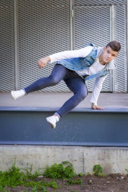 Yakışıklı genç çocuk açık havada portresi