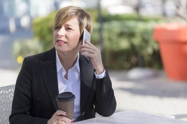 Gülümseyen icra sokakta telefonda konuşuyor