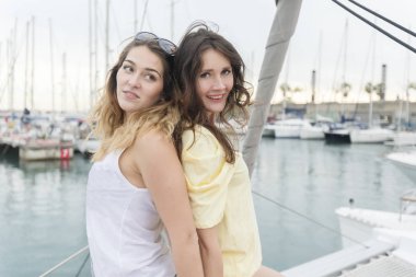 Bir Harbor'da bir yatta mayo rahatlatıcı giyen iki çekici kız arkadaşım.