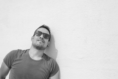 Renkli sarı zemin üzerine yeşil t-shirt giymiş yakışıklı bir adam portresi