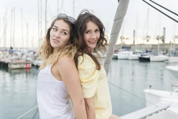 Due Ragazze Attraenti Che Indossano Costume Bagno Rilassante Uno Yacht — Foto Stock