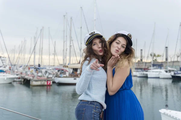 Дві Привабливі Подружки Купальнику Розслабляються Яхті Гавані — стокове фото