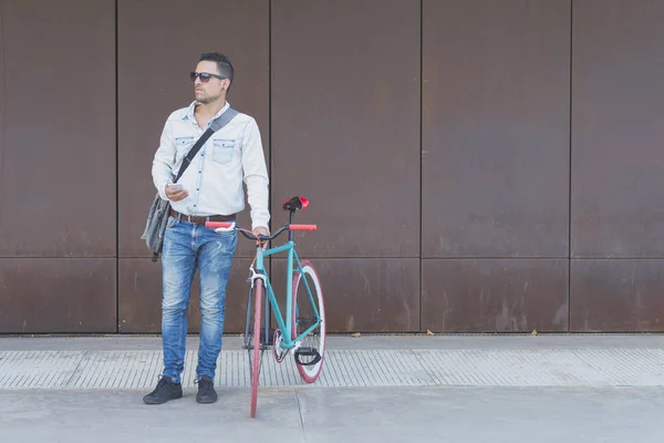 Een Stijlvolle Zakenman Met Mobiele Telefoon Met Retro Fiets — Stockfoto