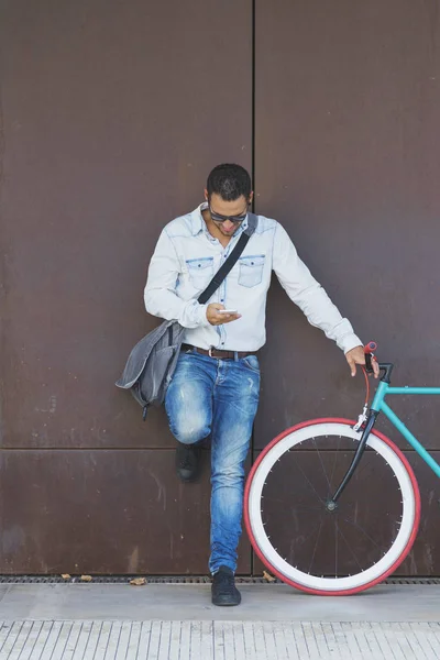 Een Stijlvolle Zakenman Met Mobiele Telefoon Met Retro Fiets — Stockfoto