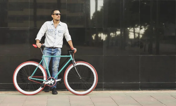 Ung Snygg Man Poserar Bredvid Hans Cykel — Stockfoto