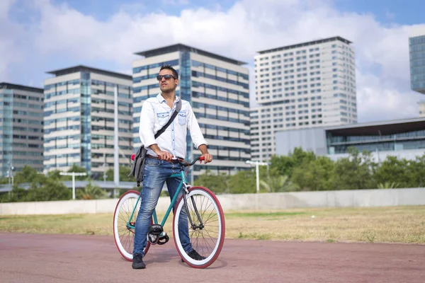 Young Man Fietsen Een Zomerse Dag Stad — Stockfoto