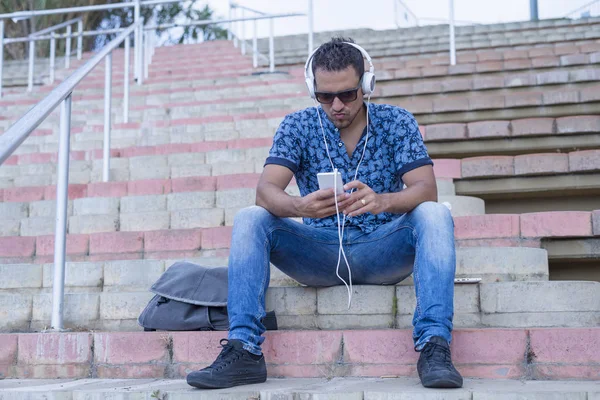 Gelukkig Aantrekkelijke Man Muziek Luisteren Typen Telefoon Zittend Trap — Stockfoto