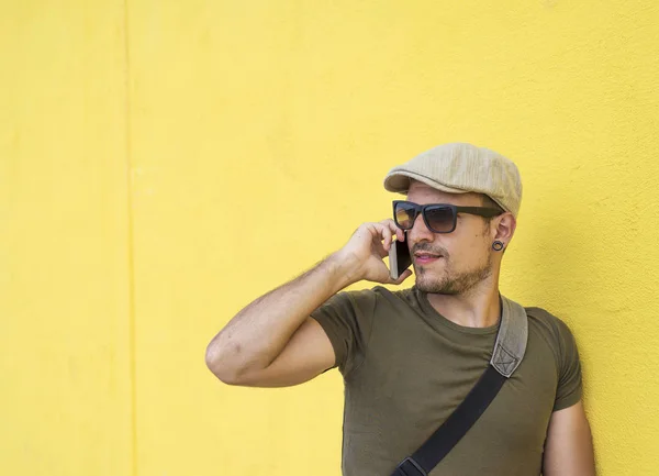 Városi Ember Használ Egy Telefon Egy Sárga Fal Előtt Utcán — Stock Fotó
