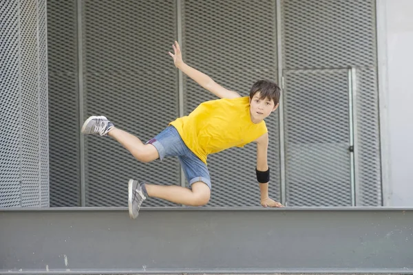 Ein Junger Teenager Trägt Ein Gelbes Shirt Und Springt — Stockfoto