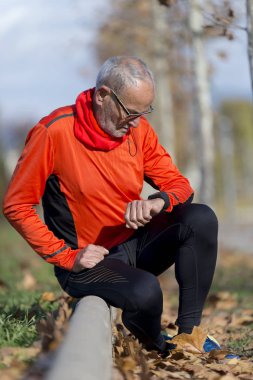 Etkin bir koşu kıdemli onun smartwatch arıyorsunuz