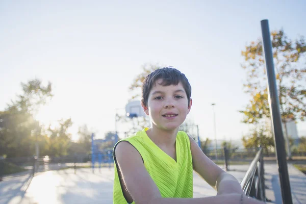 Portret van een jonge tiener die het dragen van een gele basketbal mouwloos — Stockfoto