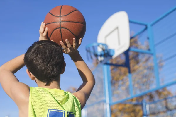 Genç bir Basketbol çember atma