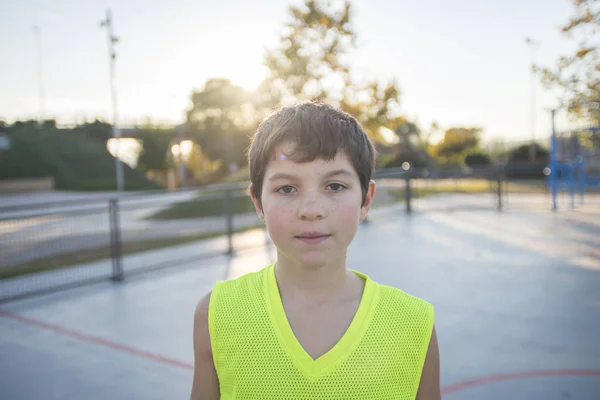 Ritratto di un giovane adolescente che indossa una manica gialla da basket — Foto Stock