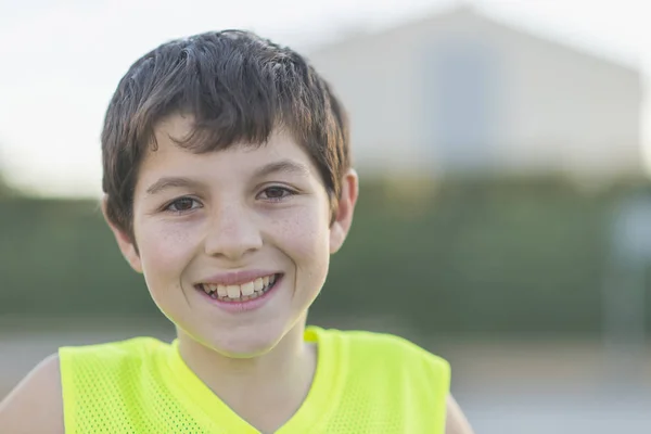 Portret van een jonge tiener die het dragen van een gele basketbal mouwloos — Stockfoto