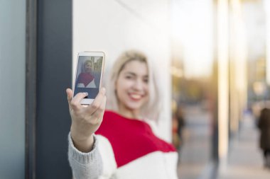 Güzel genç sarışın kadının kendi kendine portre