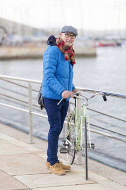 Portre komuta sizde ile bisikletine sokakta yürüme