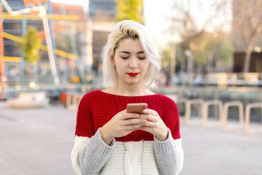 Güzel kadın shopp yaparken ona telefon bir mesaj yazma