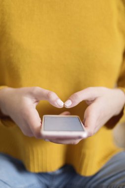 Kadın manifatura closeup ile Smartphone