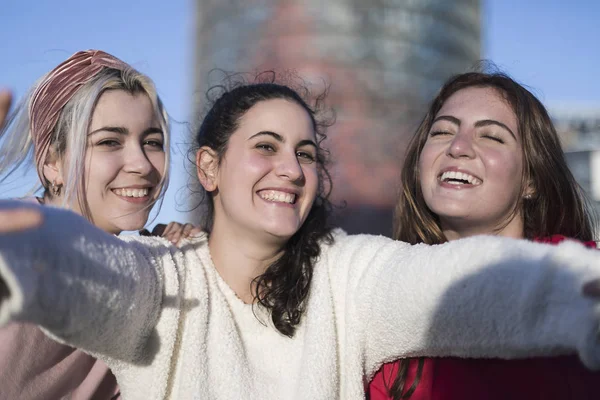 Три щасливі кращі подружки на відкритому повітрі роблять селфі на смартфоні — стокове фото