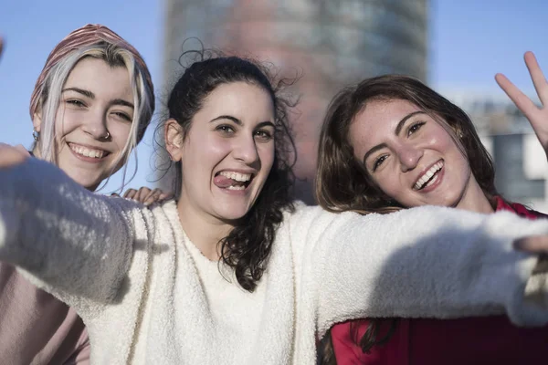 Drei glückliche beste Freundinnen im Freien machen Selfie auf dem Smartphone — Stockfoto