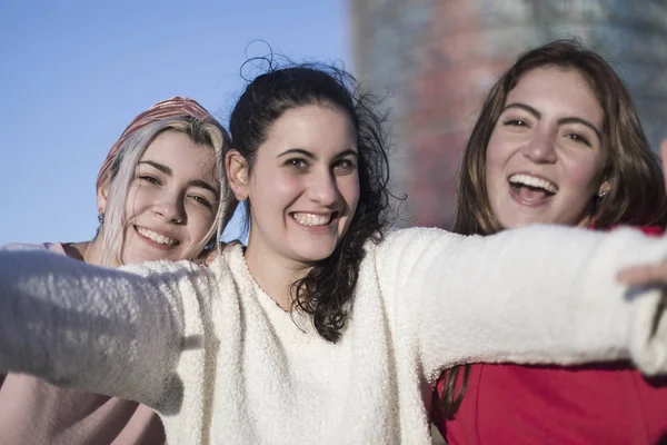 Drei glückliche beste Freundinnen im Freien machen Selfie auf dem Smartphone — Stockfoto